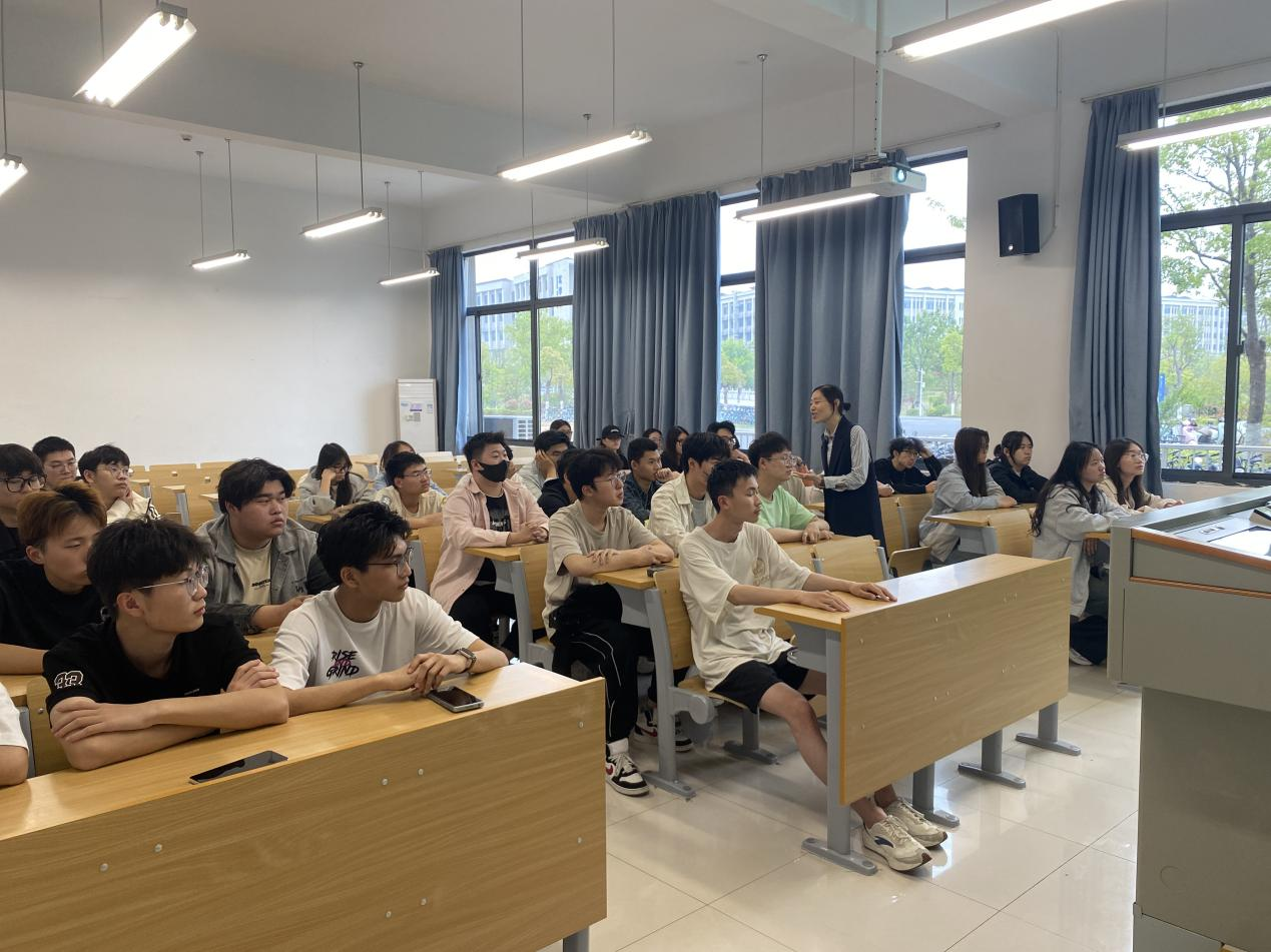 4月24日能动学院邀请专家为大一学子讲大学学习与自我管理讲座