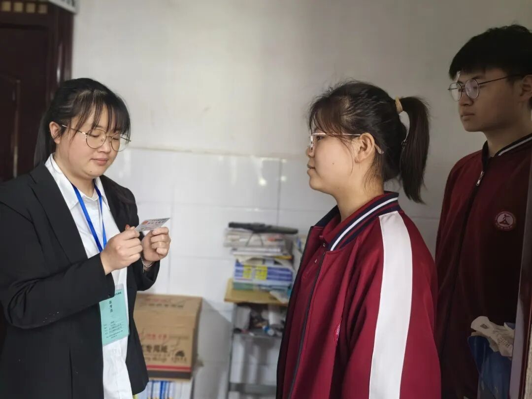 汉梁中学等校开启高考‘无声入场’模拟演练,助力学子适应考场