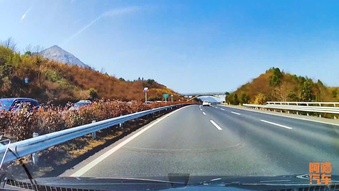 高速爆胎后自己换胎还是叫救援?老司机说实话