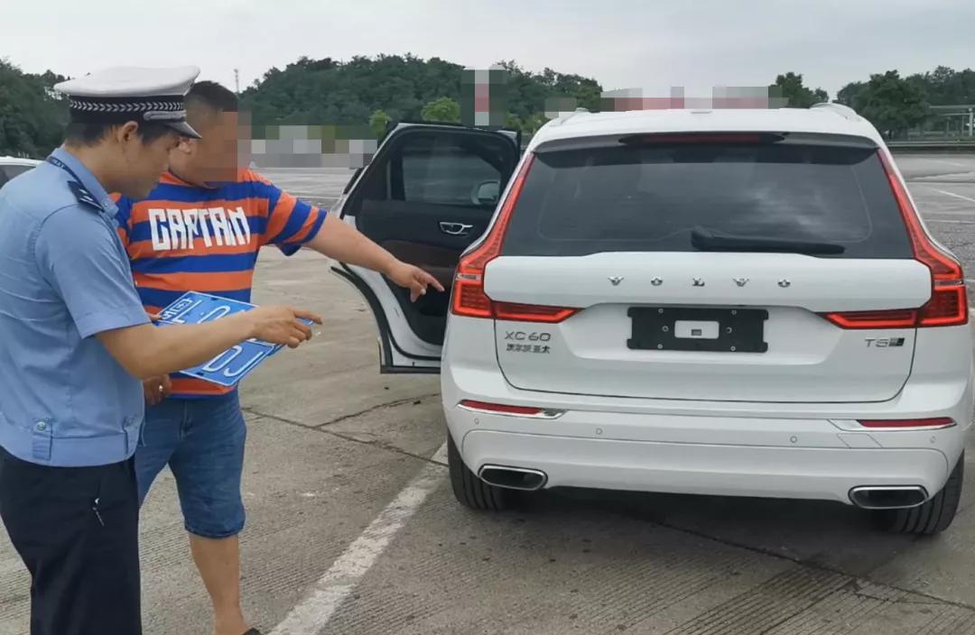 高速上不挂车牌还超速?小心重罚