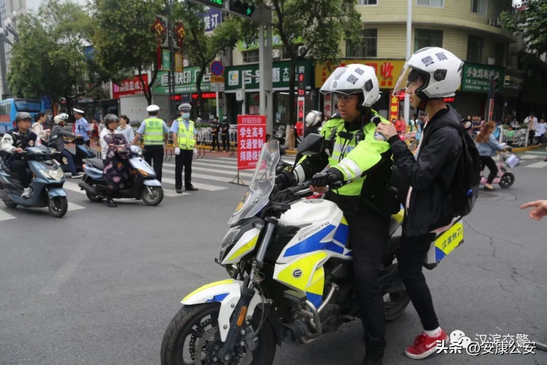 高考首日交通管制,200名交警护航考点
