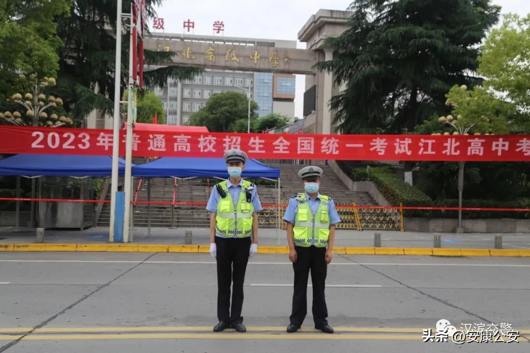 高考首日交通管制,200名交警护航考点