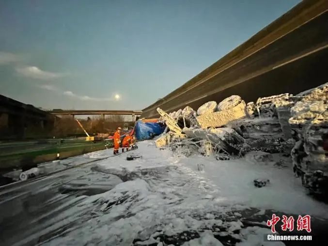 湖北高速桥梁侧翻事故原因成谜,独柱墩式桥梁安全性引关注