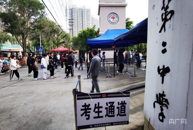 高考首日:西宁考生奔赴考场,家长考场外静静守候