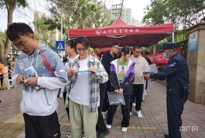 高考首日:西宁考生奔赴考场,家长考场外静静守候