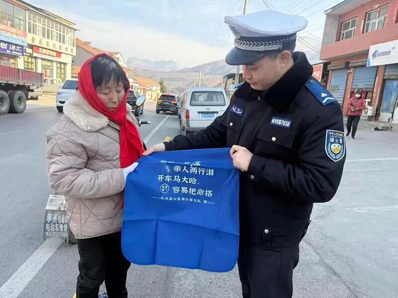 冬季交通安全宣传忙,多方合力防事故,杜绝违章高发