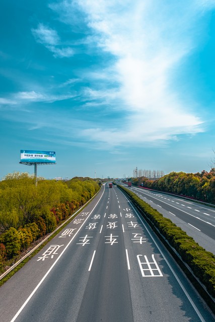 2026年高速节假日免费政策未变,代表建议3000公里额度咋回事?