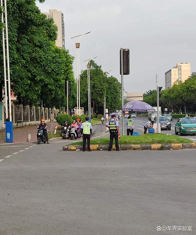 西安电动车管理严，过渡期后麻烦多，走错道就吃罚单