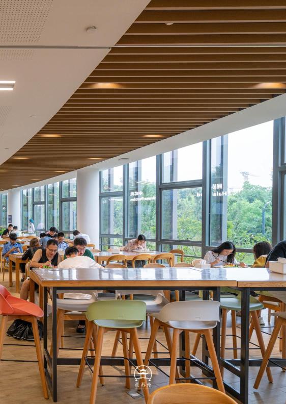 南京大学苏州校区食堂菜品丰富，满足学生多样口味需求