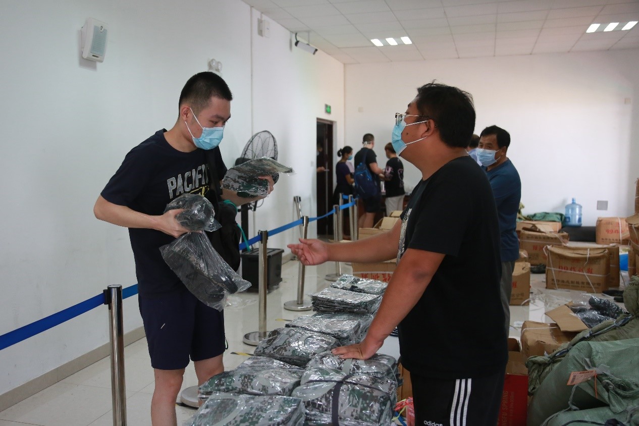 复旦大学军训首日开启,6700 余名学生参训,各项工作有序开展