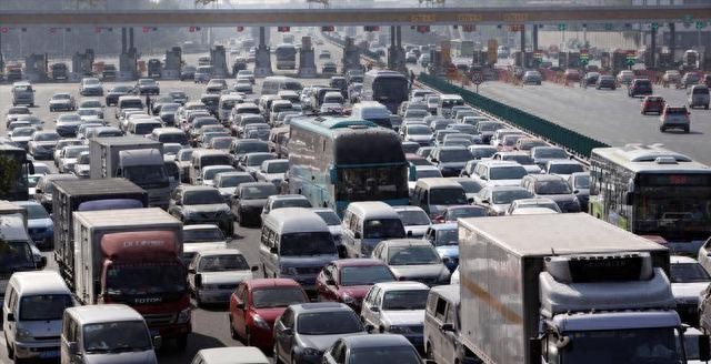 高速节假日免费引争议,按里程免费能否破解拥堵难题?