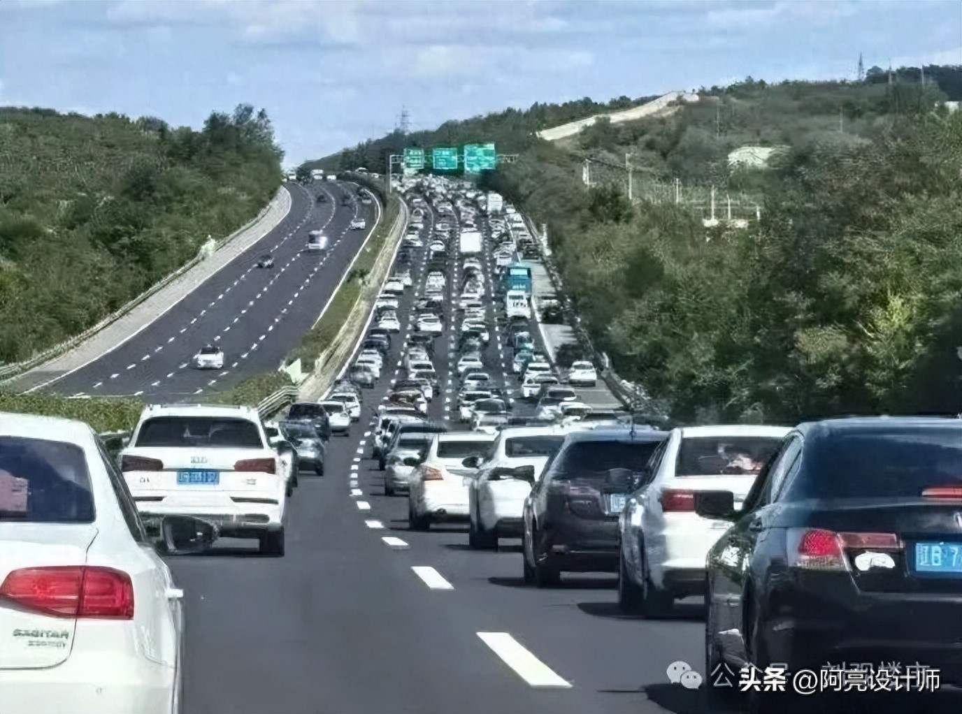 高速节假日免费政策初衷虽好，如今为何越来越堵？