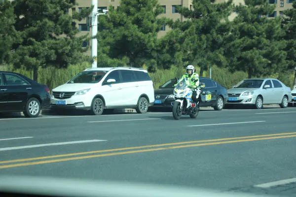 梅河新区交警支队强化整治,严管车辆违停乱象打造良好交通环境