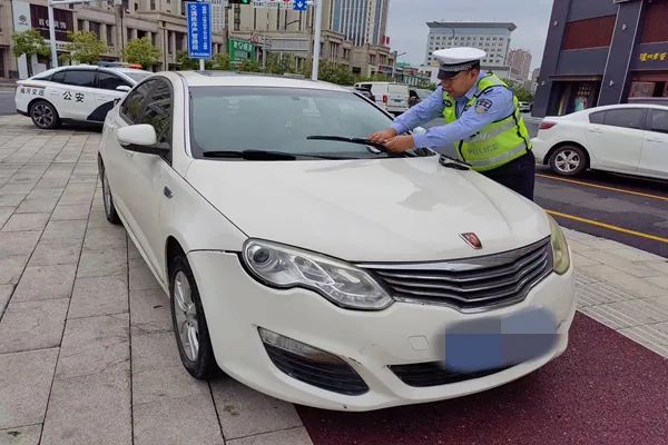 梅河新区交警支队强化整治,严管车辆违停乱象打造良好交通环境