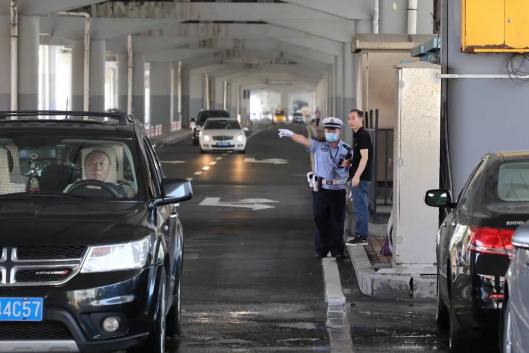 哈市交警强化治理行人违法,曝光典型违章行为予以警示