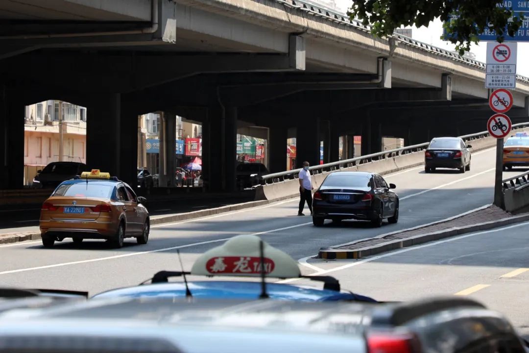 哈市交警强化治理行人违法,曝光典型违章行为予以警示