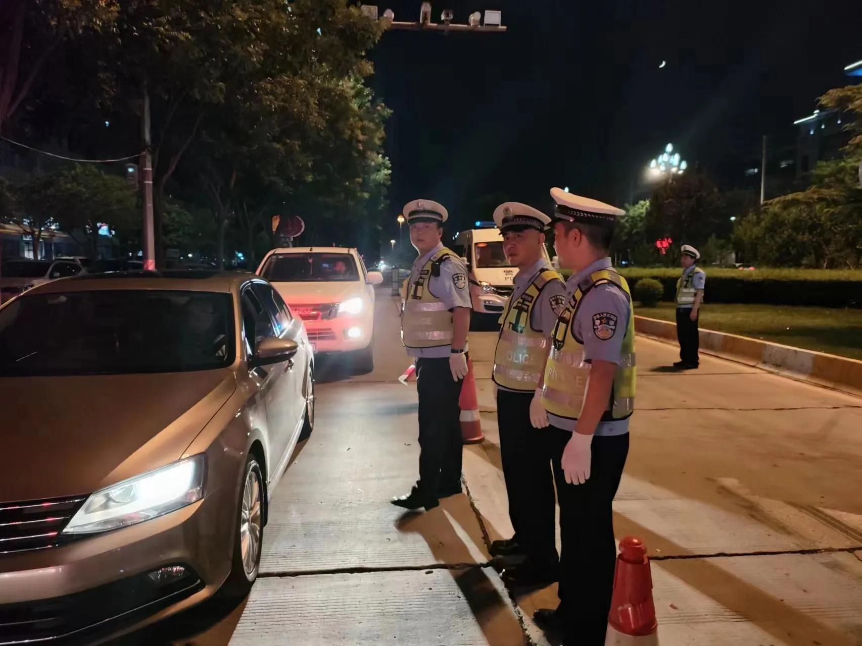 白水县交警夏季整治周末行动,严打违法保交通安全有序