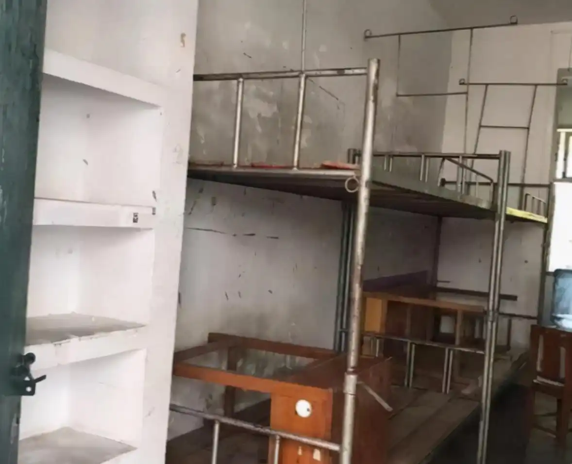 大学寝室环境差距大,新生幻想与现实落差,寒酸寝室引关注
