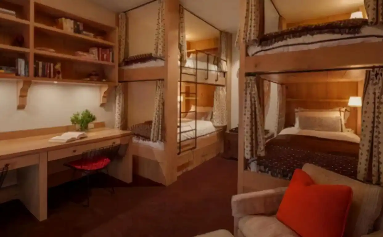 大学寝室环境差距大,新生幻想与现实落差,寒酸寝室引关注