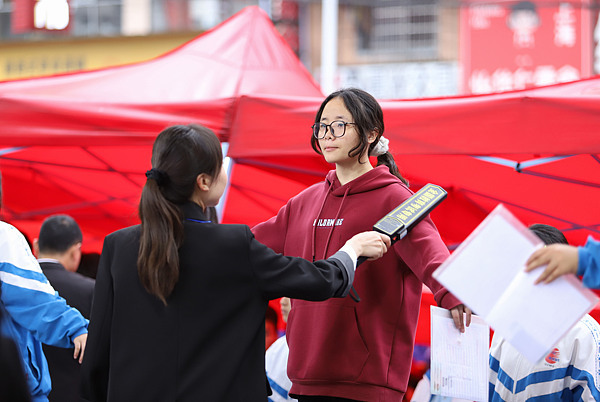 2025 年高考倒计时不足 10 天，考生考前准备及意外应对全知道