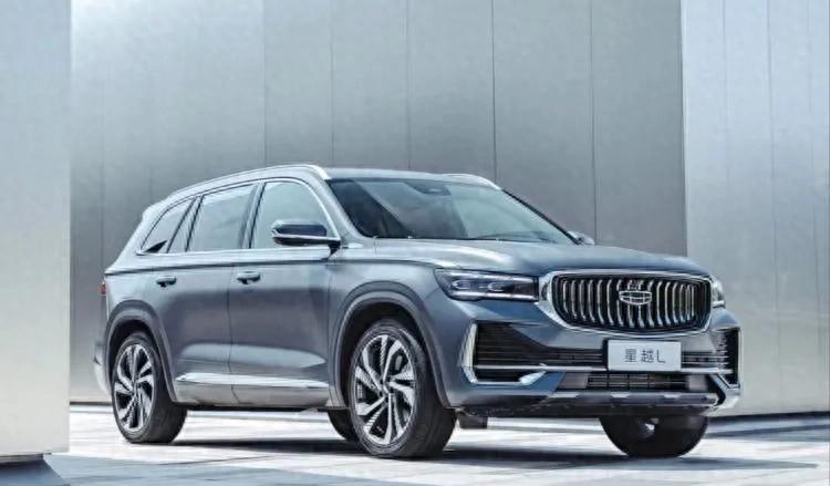 高速服务区充电排队47分钟，油车加完就走，差距太大了