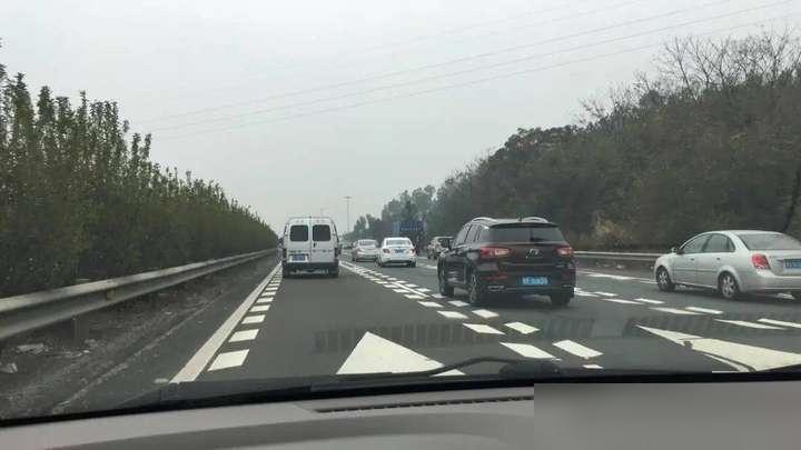 高速开车远离其他车,这才是核心技巧